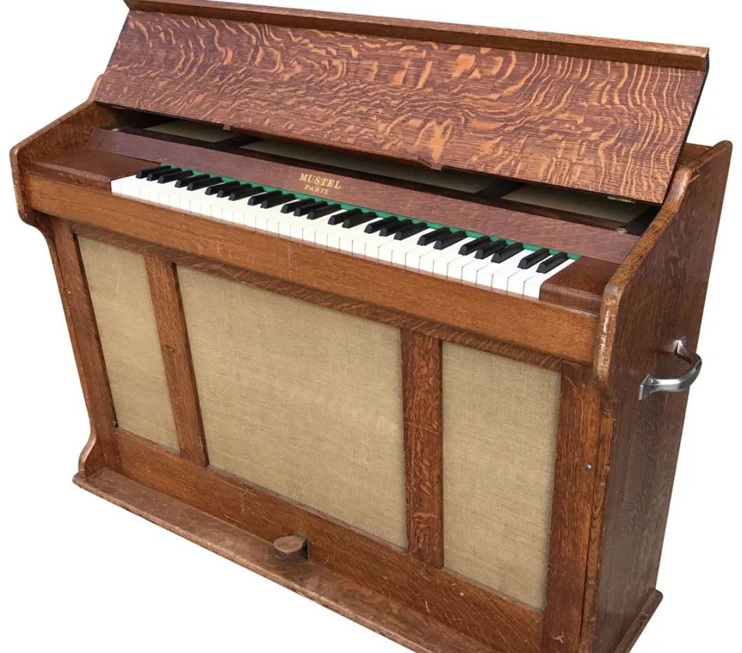 高,除了充满奇幻色彩的旋律外,秘密武器就是它了——钢片琴(celesta)