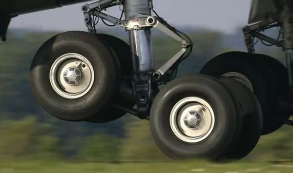 嗯飞机下落时为什么轮子都是斜的