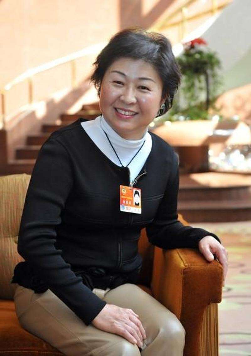 为了打开在美国的市场,刘名中开车到处去拜访客户,而不懂音乐的张茵