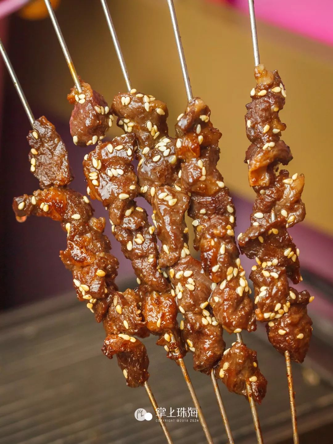 酱油筋每一只都均匀刷上了独家酱料的鸡翅尖,入口外酥里嫩,微微的辣味