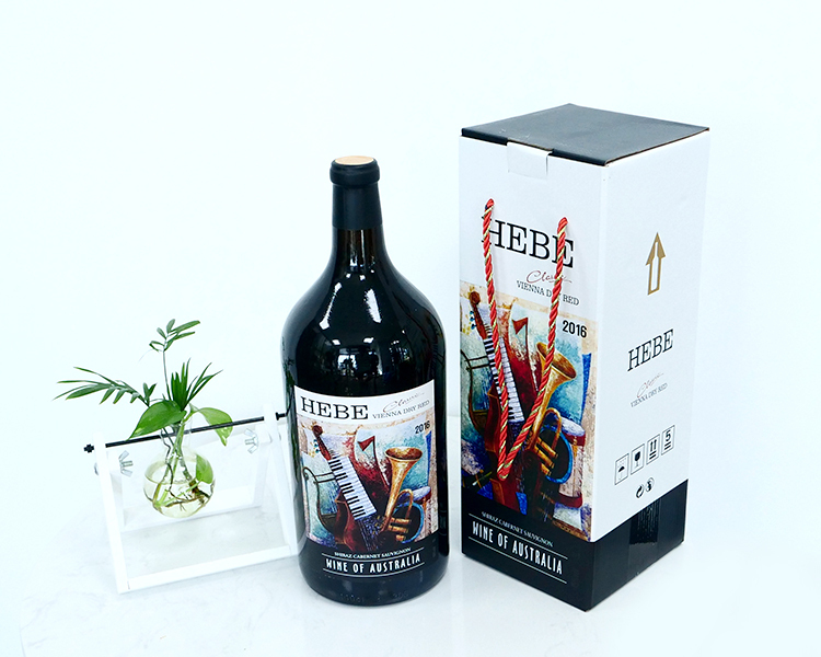 人工挑选优质的葡萄品种酿制而成,在橡木桶中陈酿 12个月,散发出烤