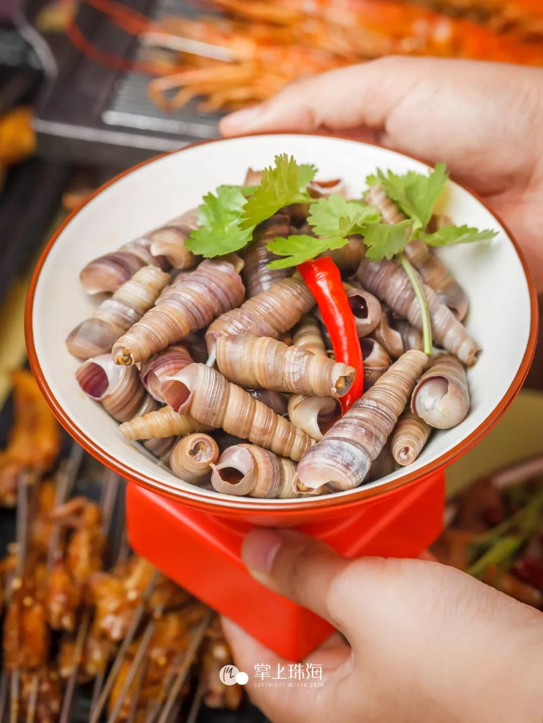 浸汁钉螺蒜香味顺着瓜汁充分地渗入瓜肉之中我练地扯起一条条瓜肉从