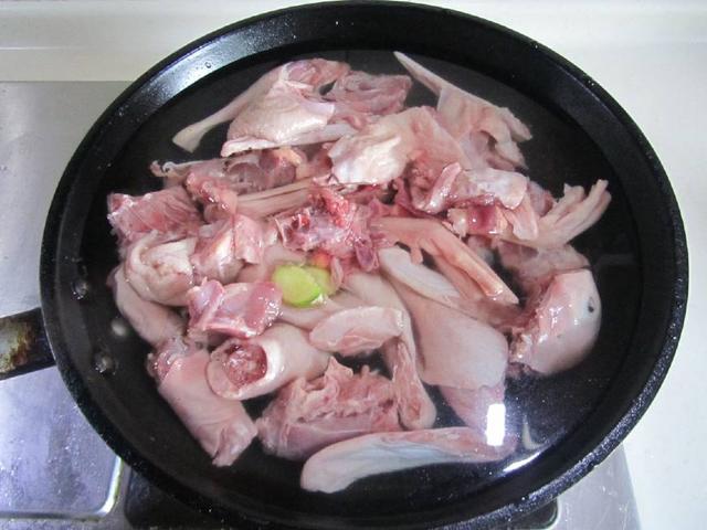 2 鸭肉放入冷水锅中焯水, 加入几片姜和高度白酒帮助去腥
