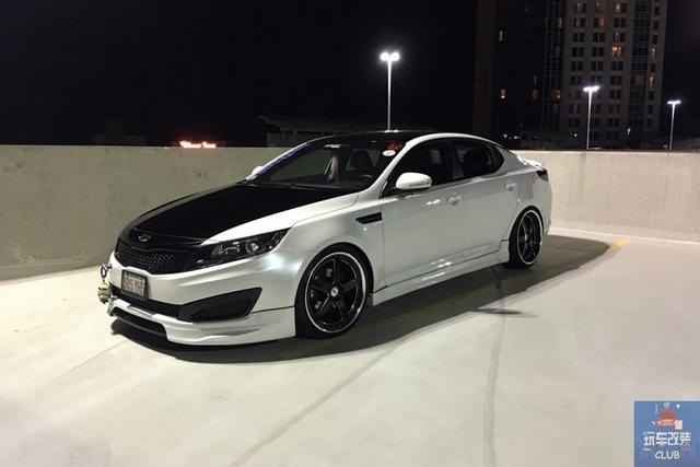 屌丝三宝之一的起亚k5,改装个性的"黑白配"姿态!