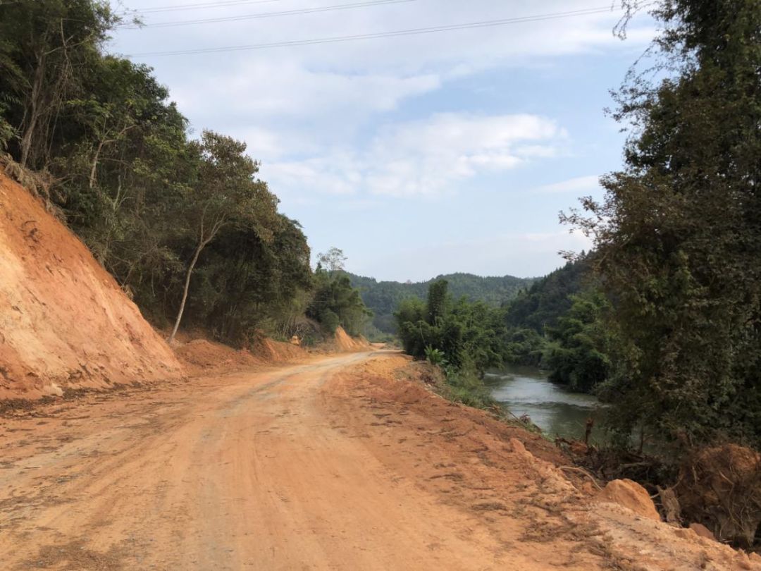 马上就办真抓实干初心如磐攻坚克难岩前镇成功打通格