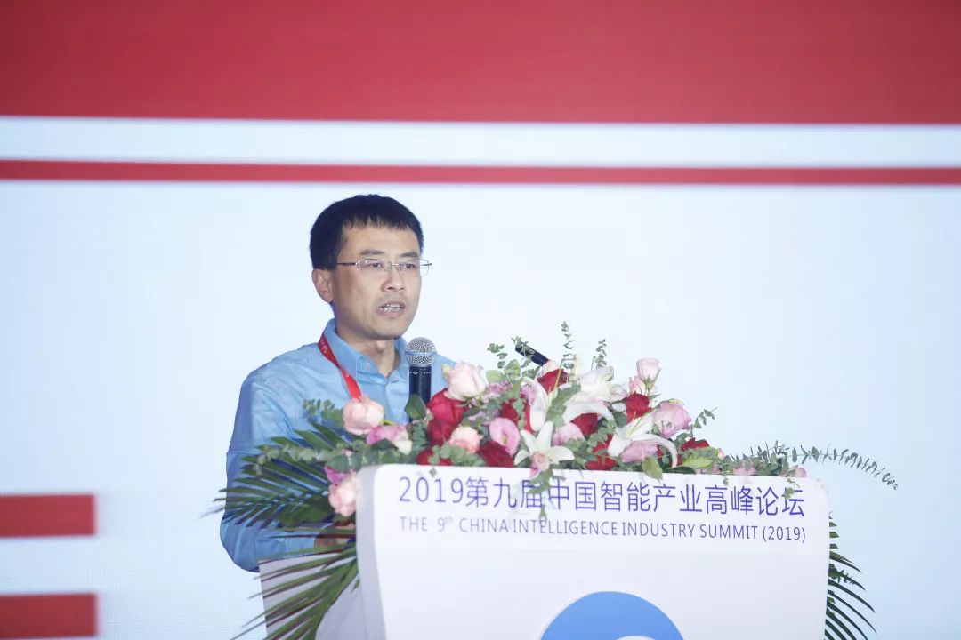 侯彪教授主持全国高校人工智能学院院长/系主任论坛并做报告张向荣