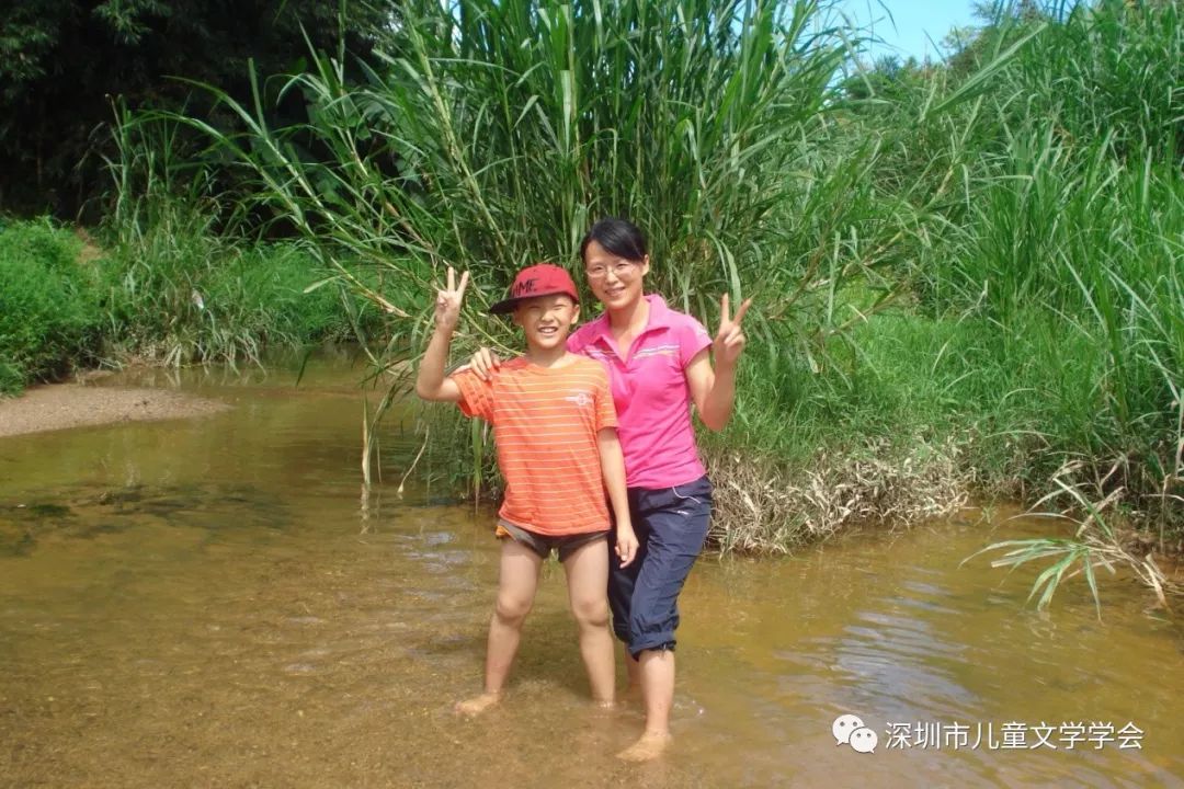 鄔蘭輝與9歲的兒子在鄉下的小河戲水2000年7月8日《深圳特區報》注