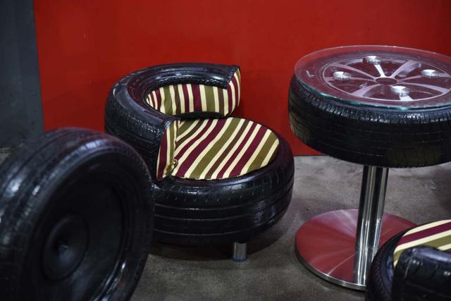 滑动查看下一张图片 >>曹胜歌轮胎工艺品:音响,飞镖盘,桌椅轮胎茶几