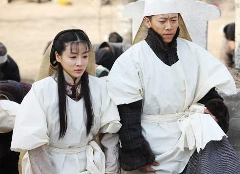 丧葬文化穿孝服的女人