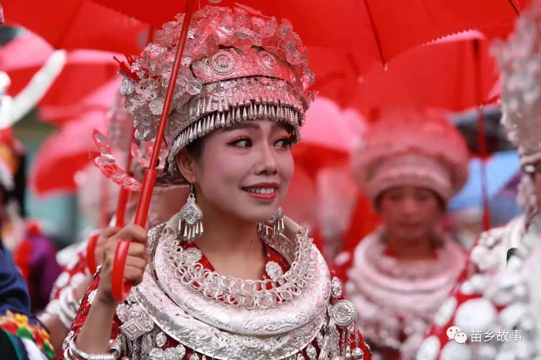 全国苗族盛装千人游古城凤凰这次又亮了