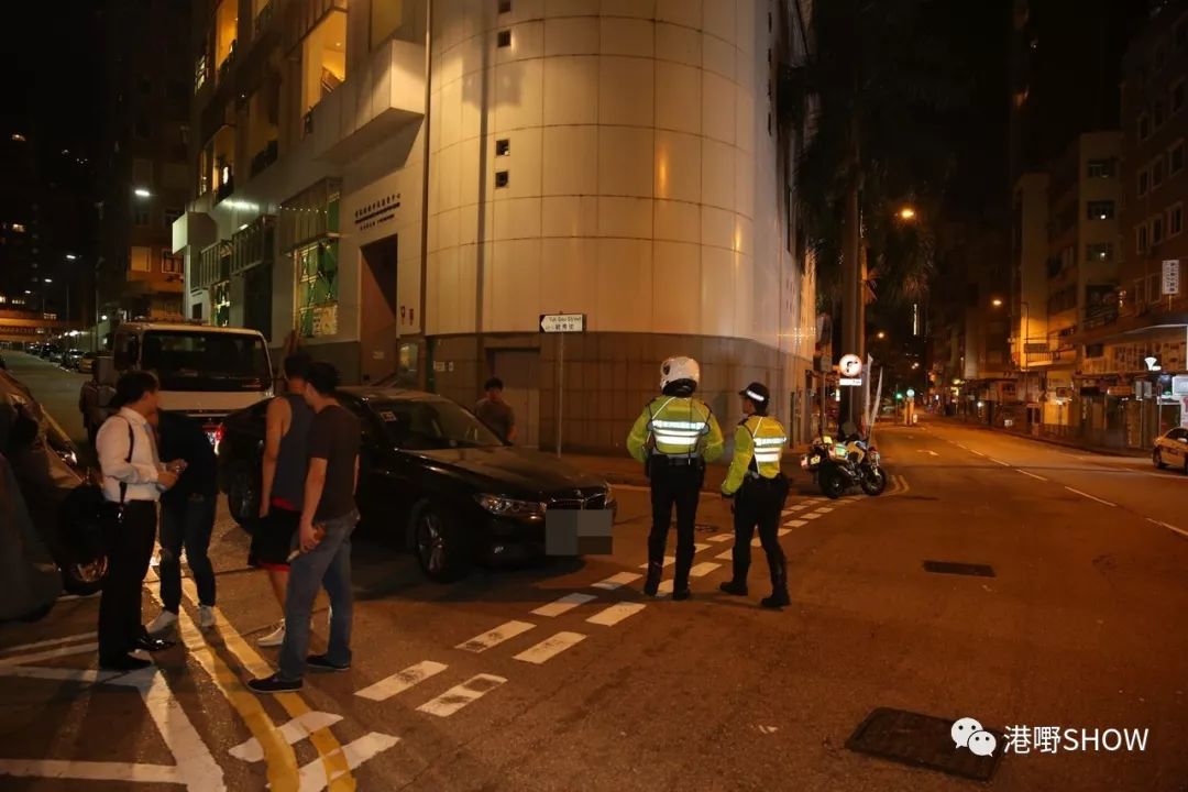 警方到达跑马地现场调查.