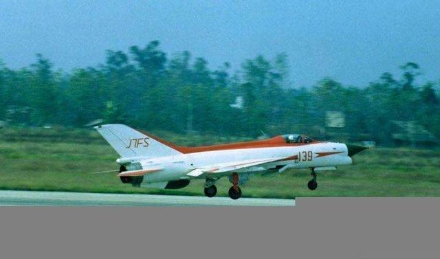 其中的歼-7fs于1998年问世,其设计意在用于测试改用下巴进气道的歼-7