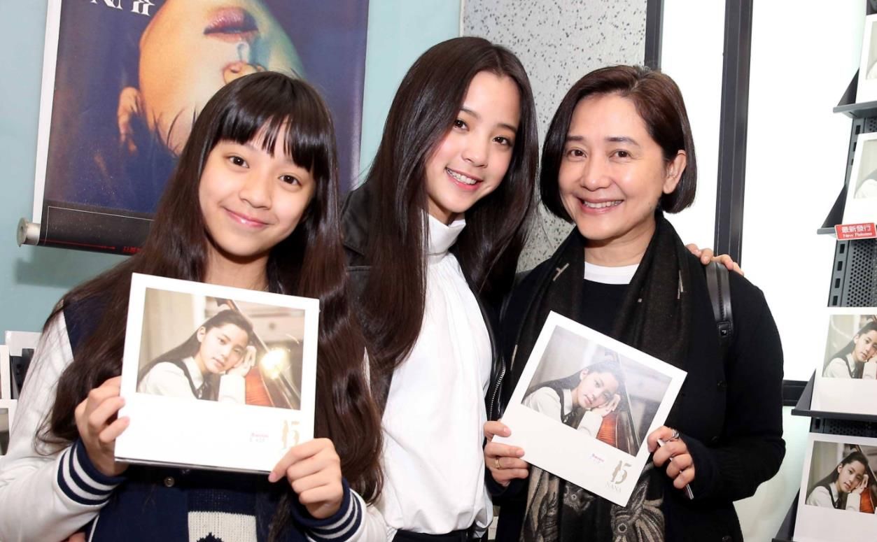 当红时为爱息影,曾为生儿流产4次,如今3个女儿成她的骄傲_傅娟