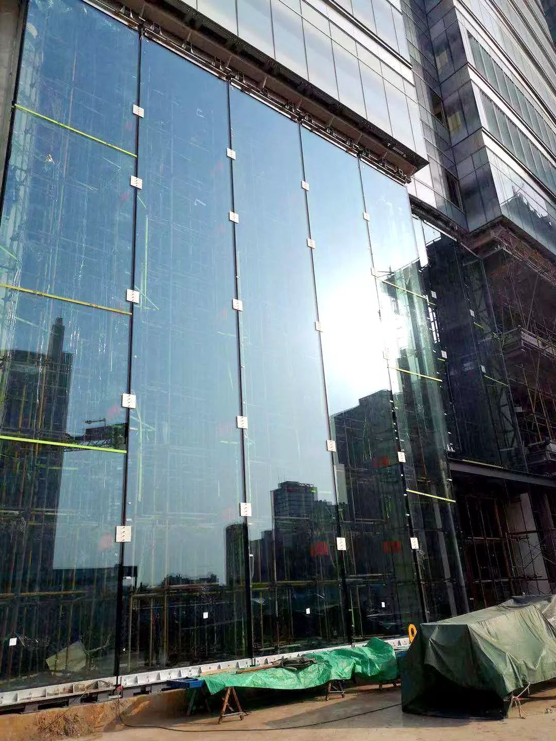 全球最大安全节能中空lowe玻璃成功安装猜猜有多大