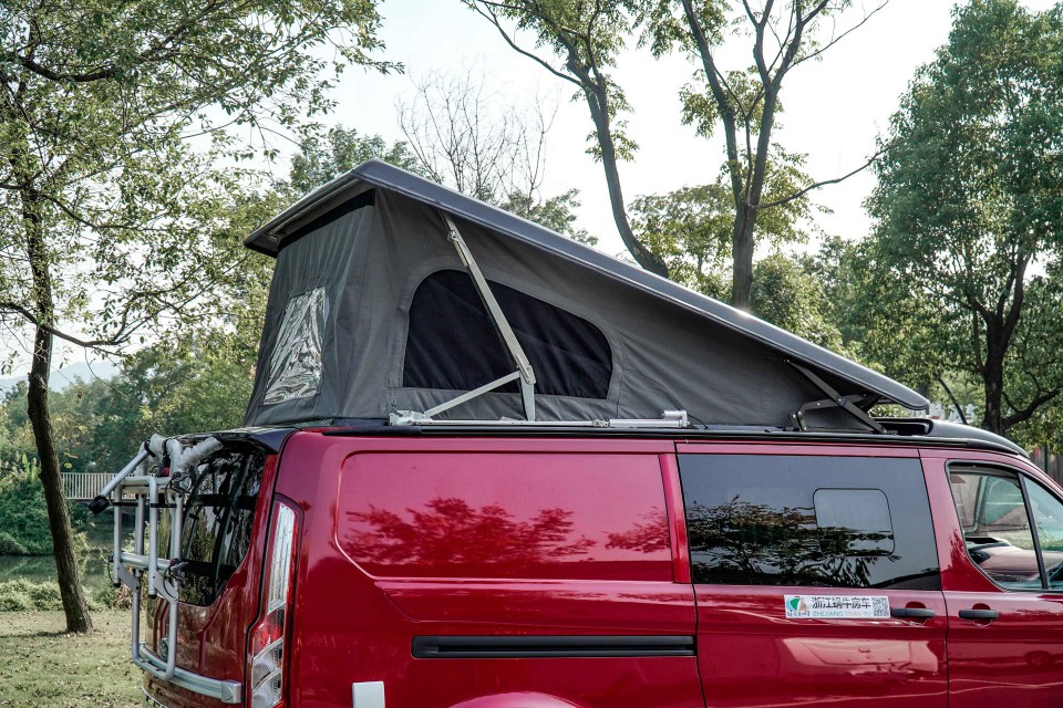 b型升顶前卫时尚蜗牛房车乔翔房车途睿欧旅行家闪靓亮相