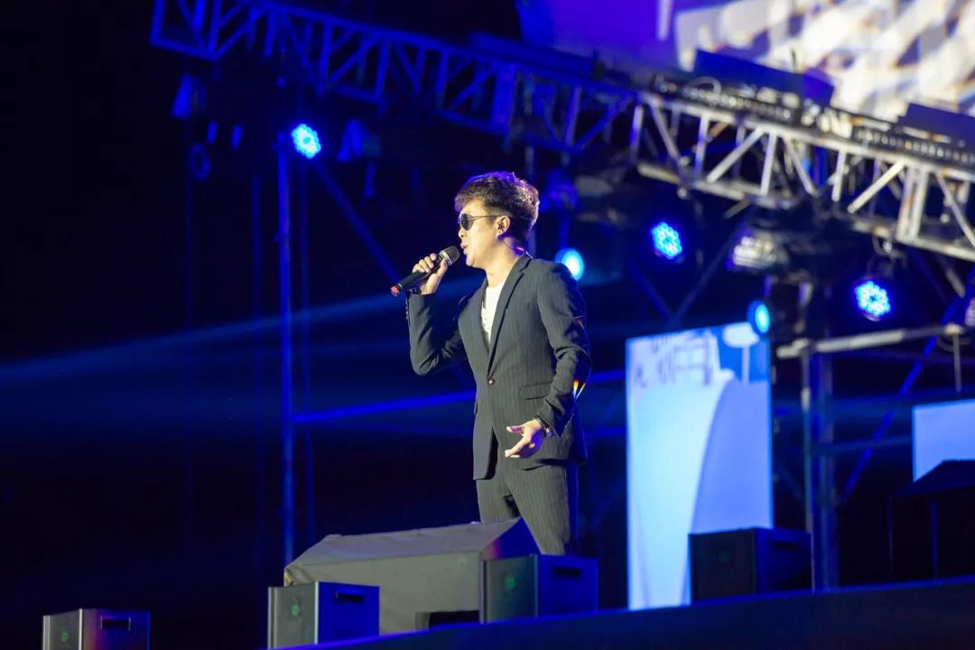 罗艺简历罗艺,著名歌手,主持,演员.