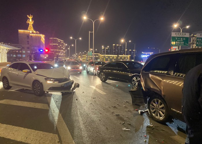 别克gl8被大众速腾追尾皮薄馅大就是它车主幸好第三排没人