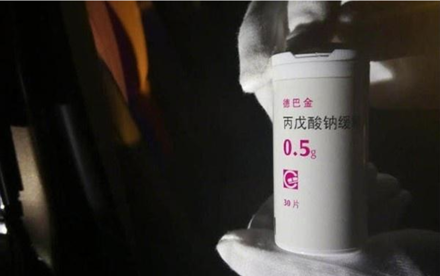 交代当时疾病突发导致的车辆失控,车上还发现了治疗"癫痫"的药瓶