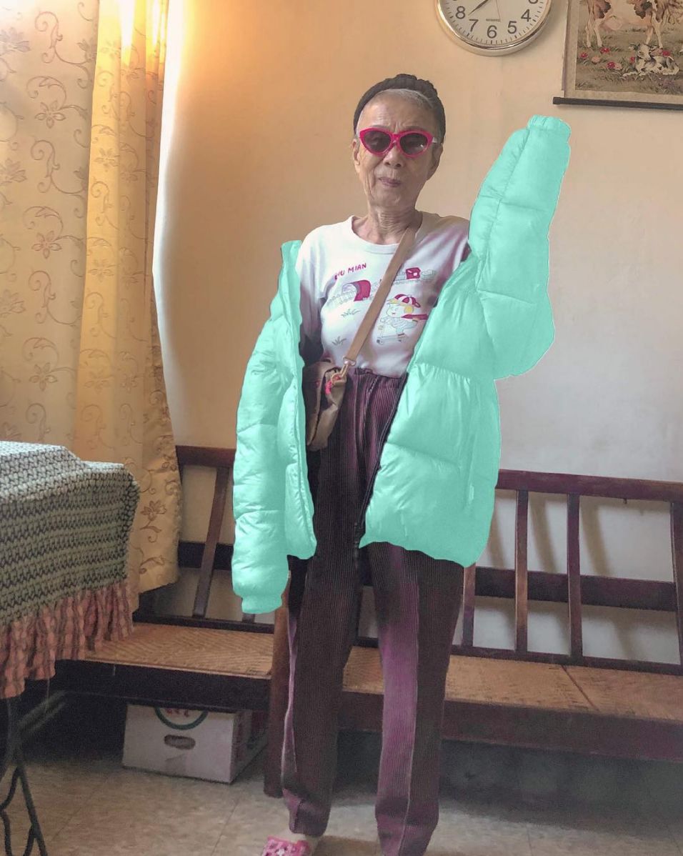 各种nike,supreme,vetements,puma等潮牌上身,墨镜和帽子是她的最爱