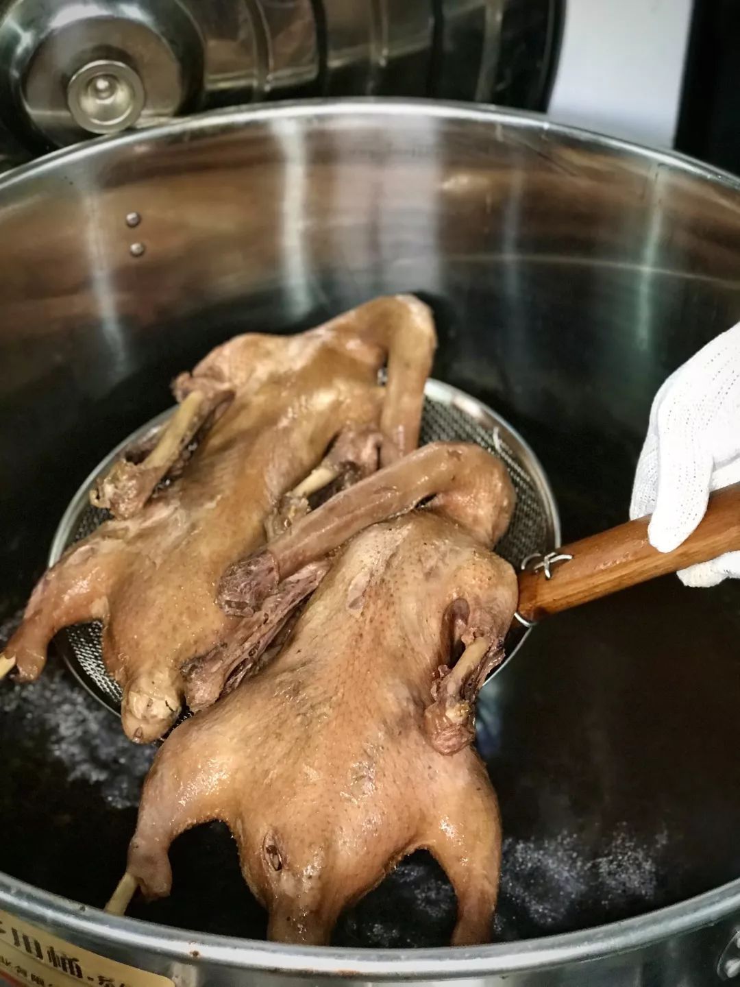 二道老厂区奇店.鹅的一切,全都炭火烤.烤鹅脖大锤抡!