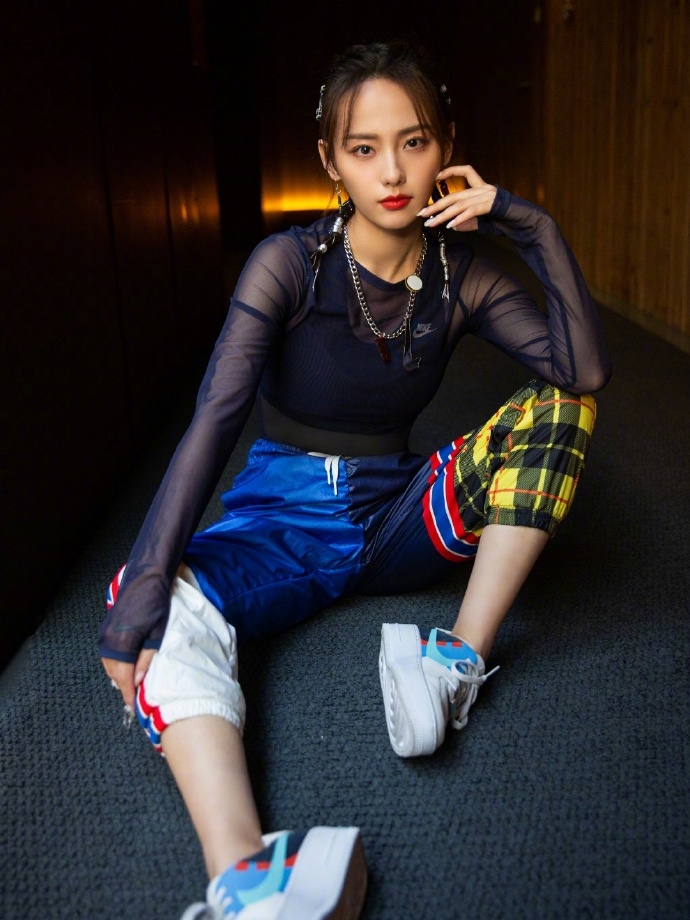 张嘉倪变身酷黑女孩,一身潮流运动装酷美十足,帅气超过古力娜扎