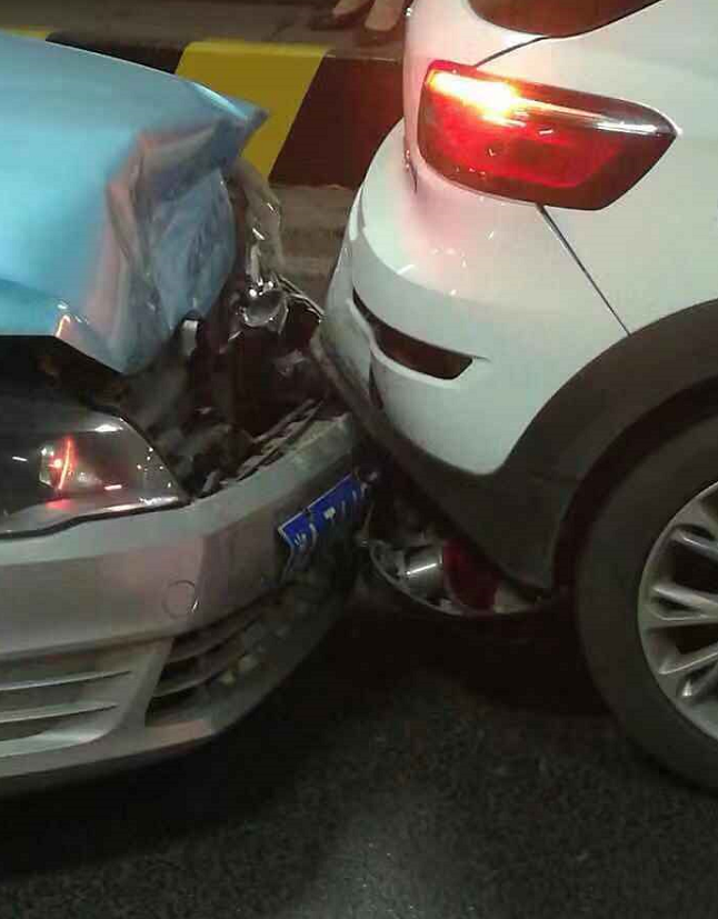 观致5遭出租车严重追尾网友拆车后的观致再也吹不起来了