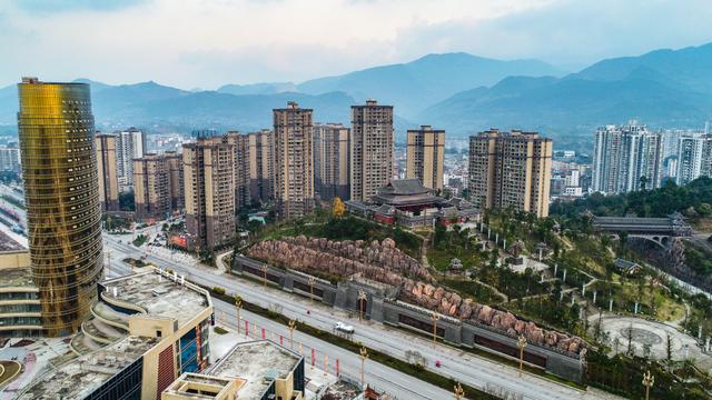 天下第一雄山一一华蓥山