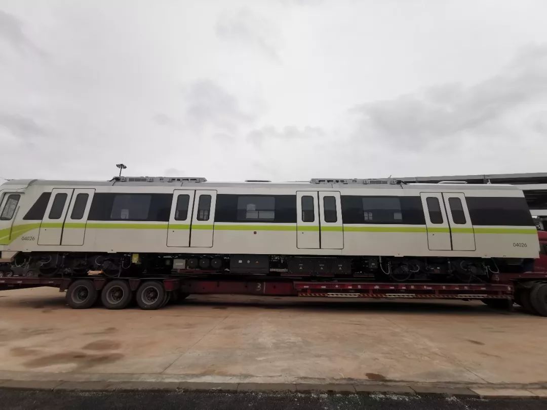 重磅南宁地铁4号线首辆列车揭开面纱这个八桂黄你喜欢吗