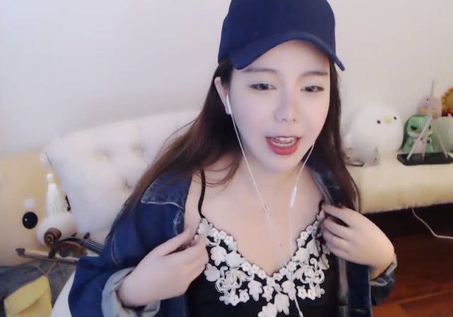 刘飞儿烈焰红唇直播,当她下拉衣服的那一刻,直播间瞬间爆炸!_发展