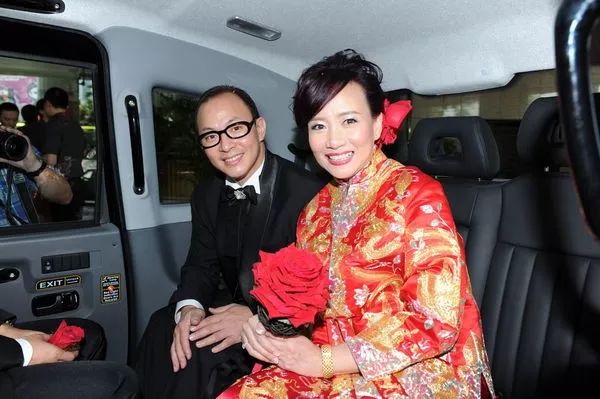 前tvb花旦曾传与邓萃雯不和48岁才结婚仍不觉太迟