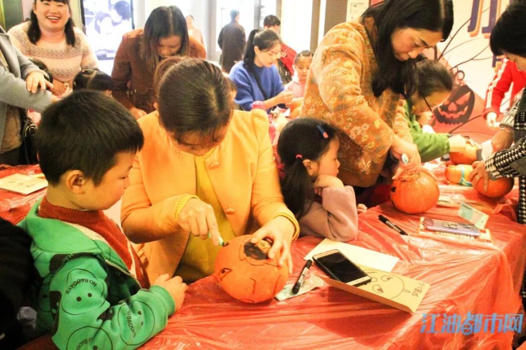 巴登亲子成长营万圣节小小南瓜灯diy亲子活动圆满成功