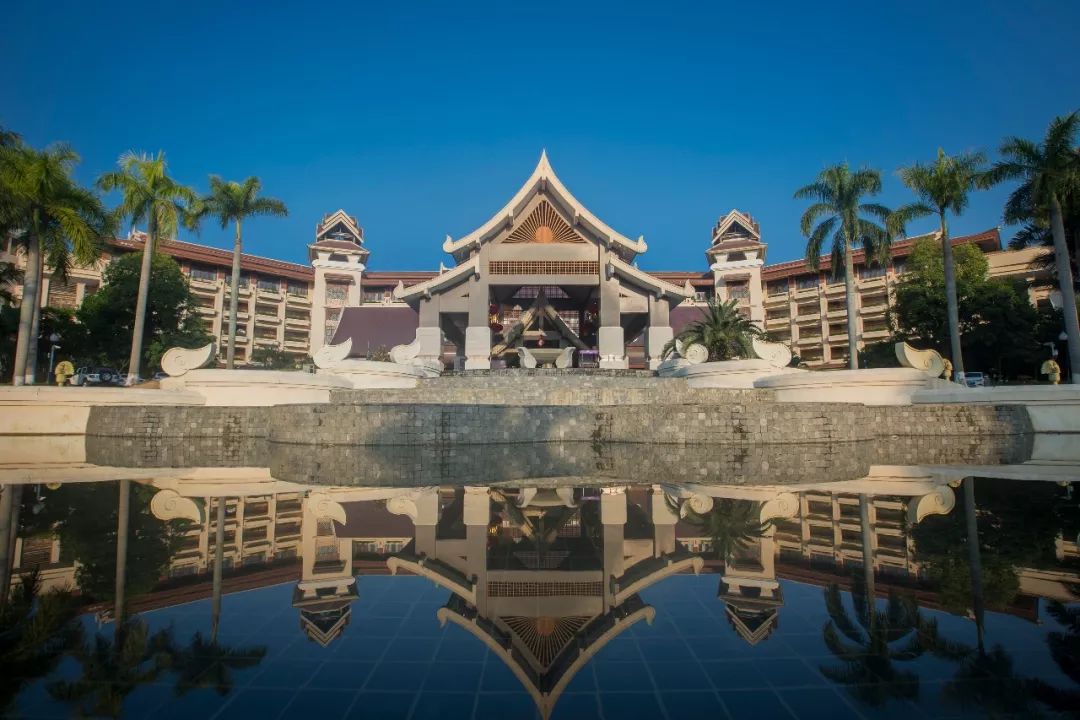 到浓浓的异域风情,酒店造型设计采用傣式建筑形式结合现代构造手法,以