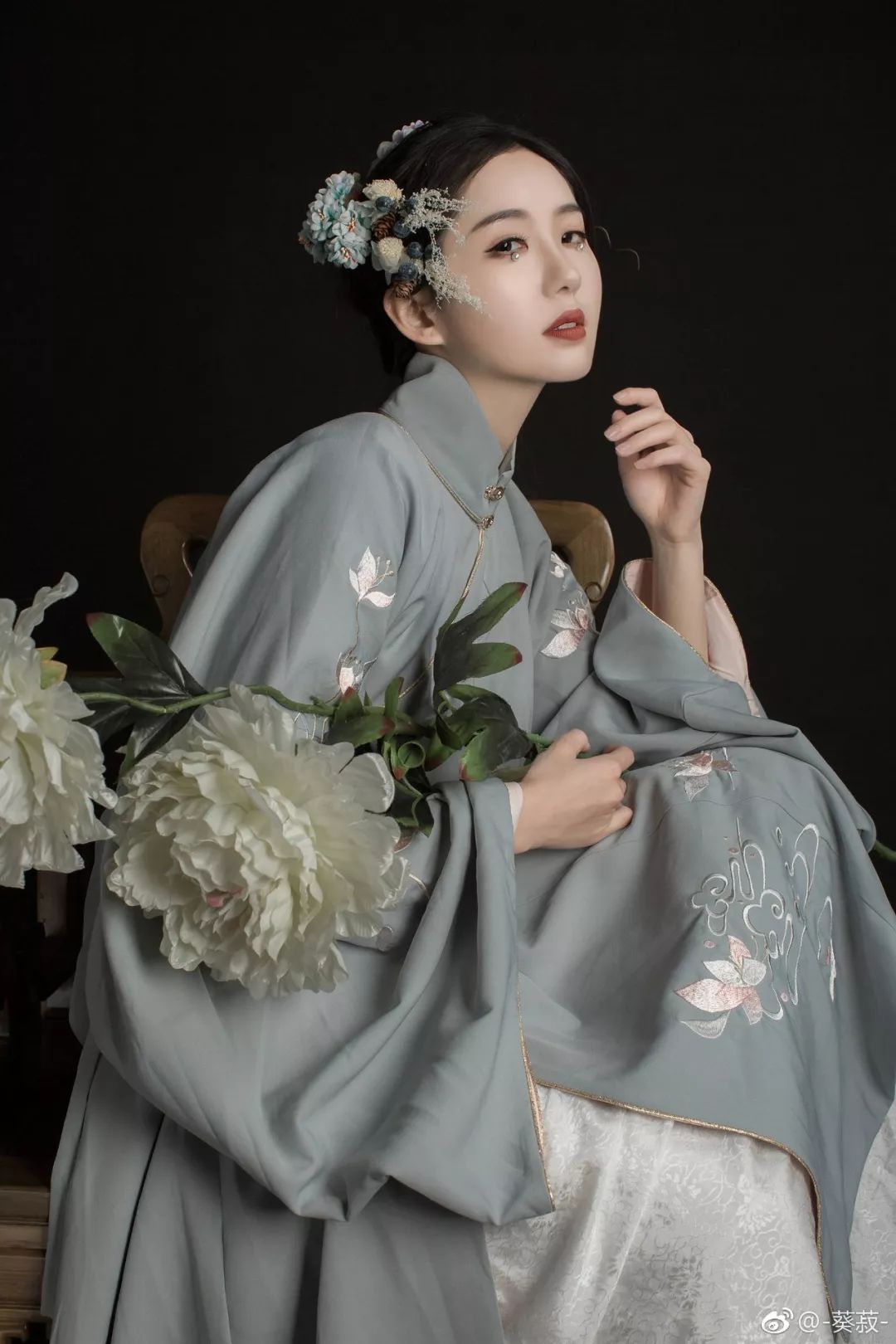 坦领坦领即型似字母u的领型,流行于隋唐时期,属于汉服半臂中的一种.