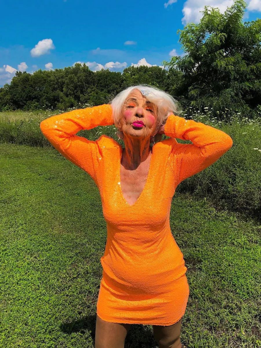 baddie则大方表示自己不喜欢穿"老女人"的衣服,也绝对不会穿那种衣服