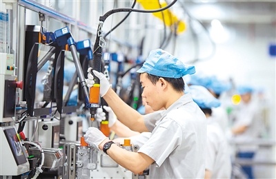 图一为工人在江苏吴江台企中达电子新能源汽车电源组装生产线上忙碌.