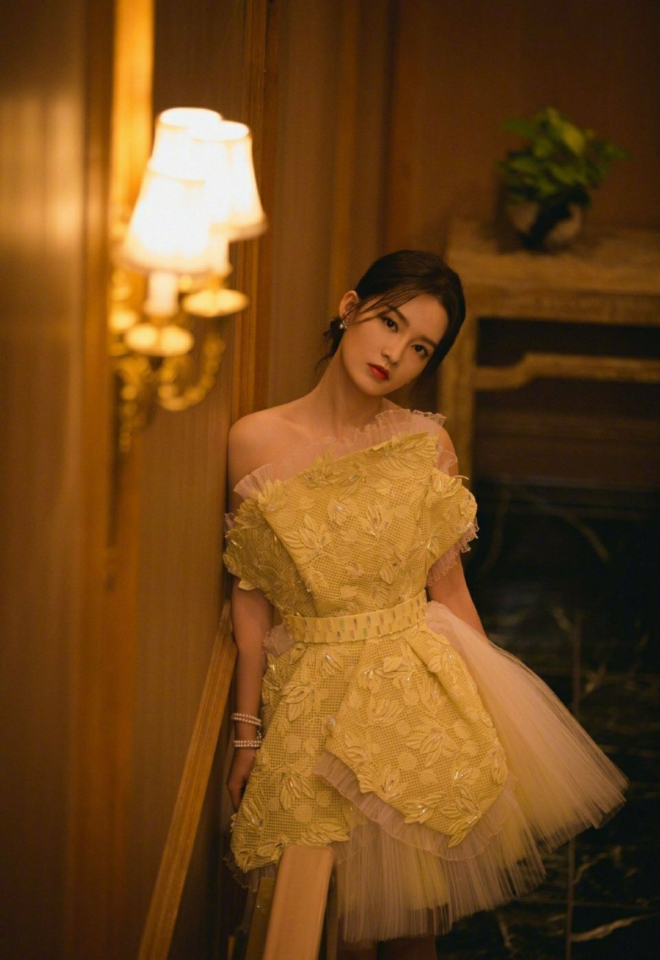 李沁穿黄色轻纱裙出席东京电影节,气质独特!