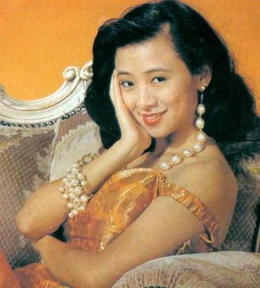 51岁翁虹旧照素颜嫩得能掐出水和20岁同龄人