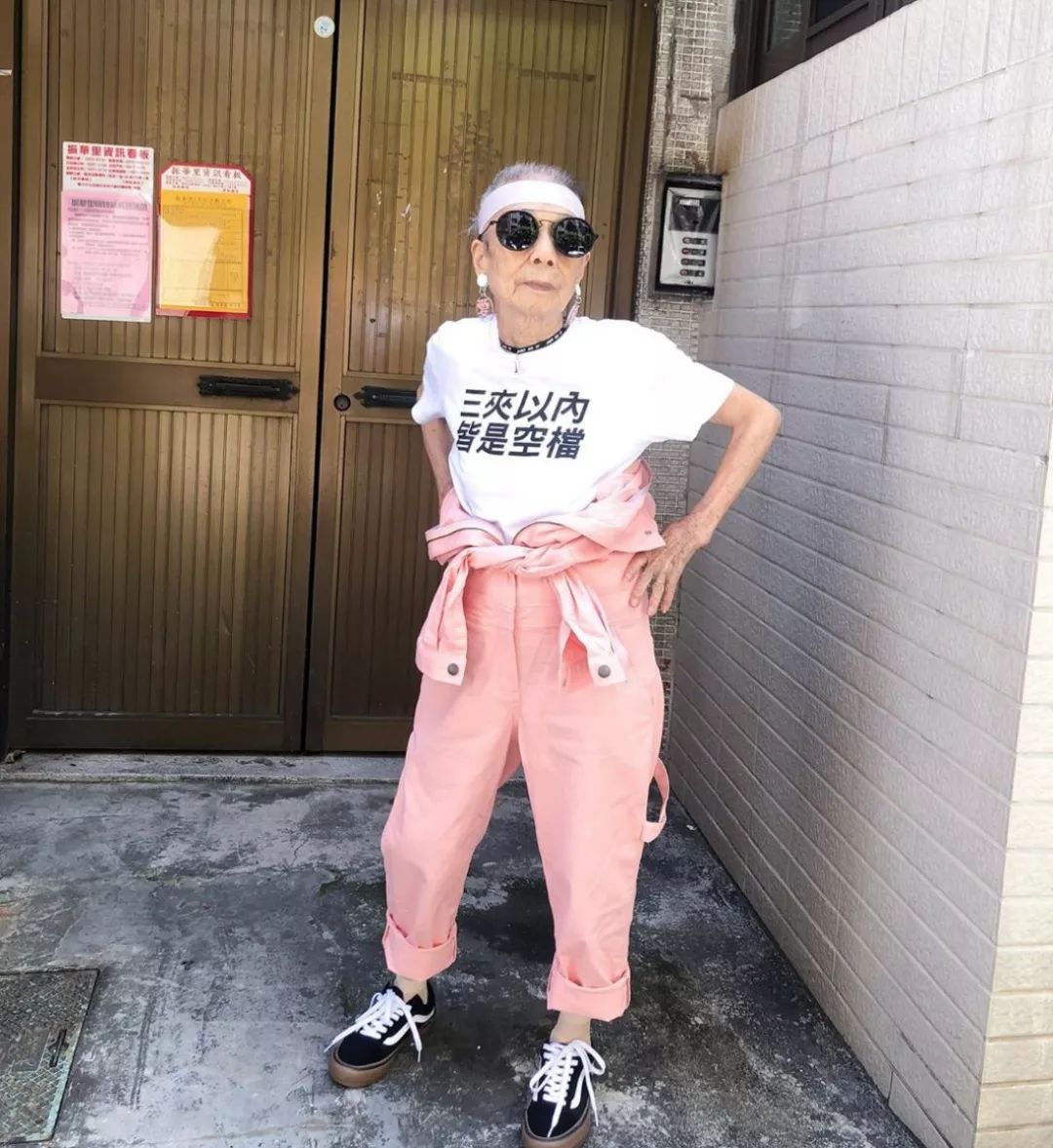 各种nike,supreme,vetements,puma等潮牌上身,墨镜和帽子是她的最爱