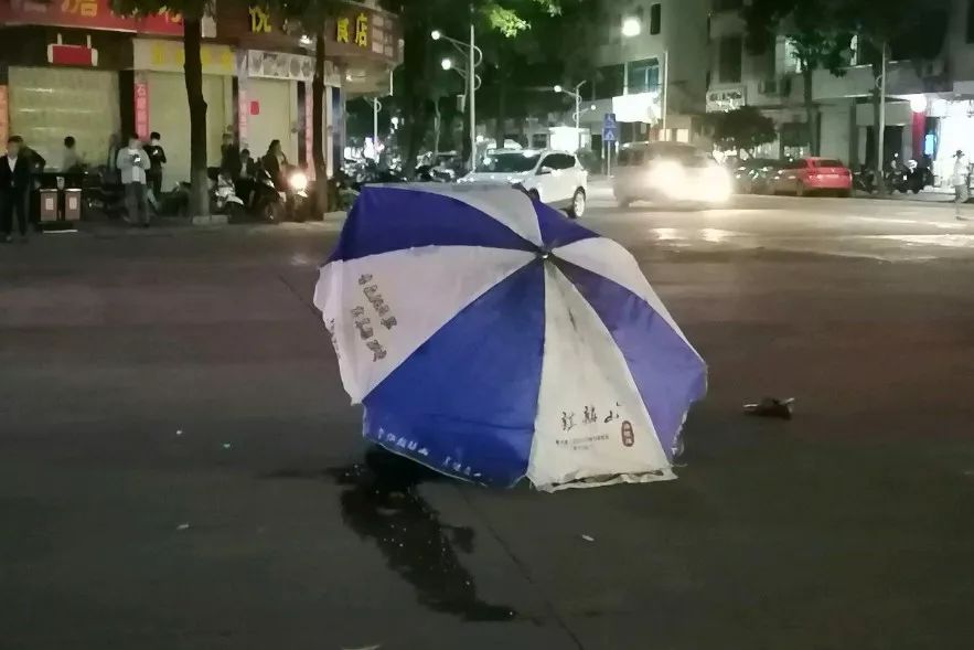 默哀昨晚事发梧州龙圩某会所门口小车撞上行人一男子当场死亡