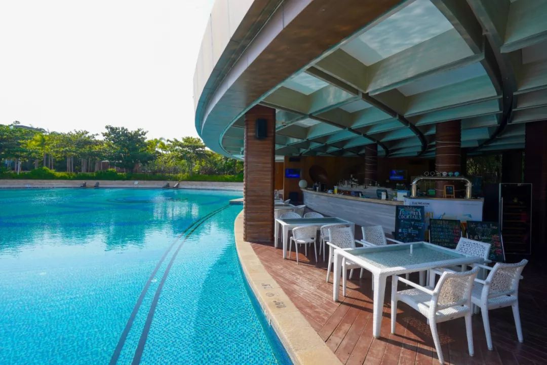 海棠湾真正的"c"位酒店,坐拥5大泳池12000平水域面积,堪称水世界乐园!