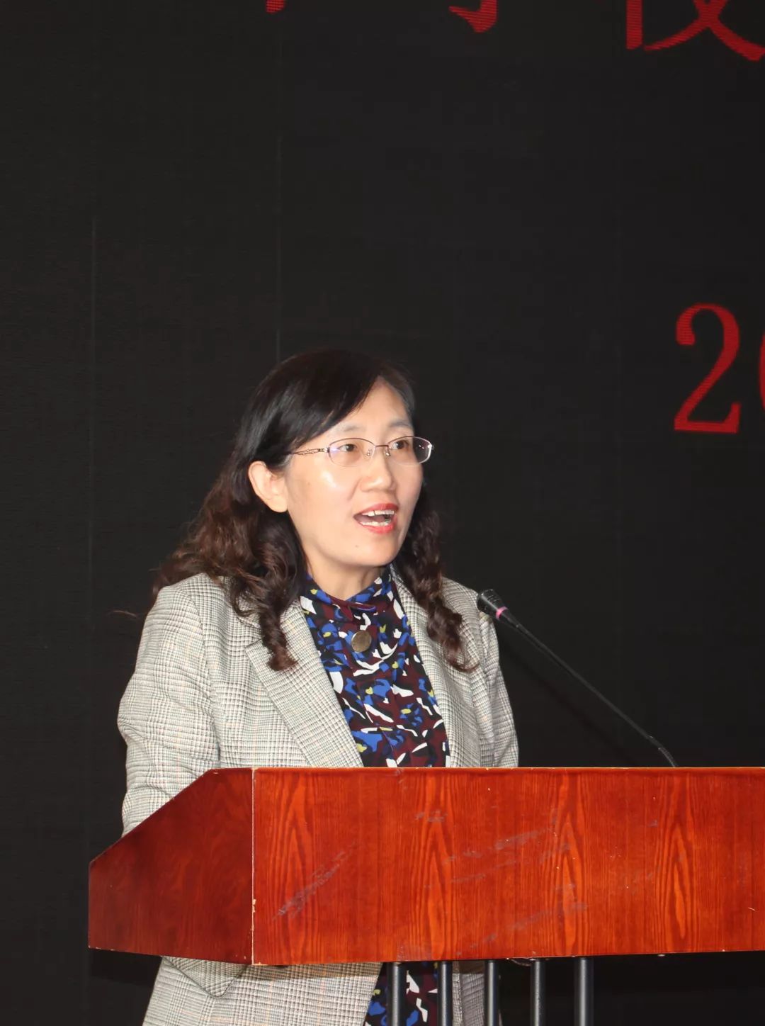 健康第一以美育人我市召开学校体育美育工作现场会