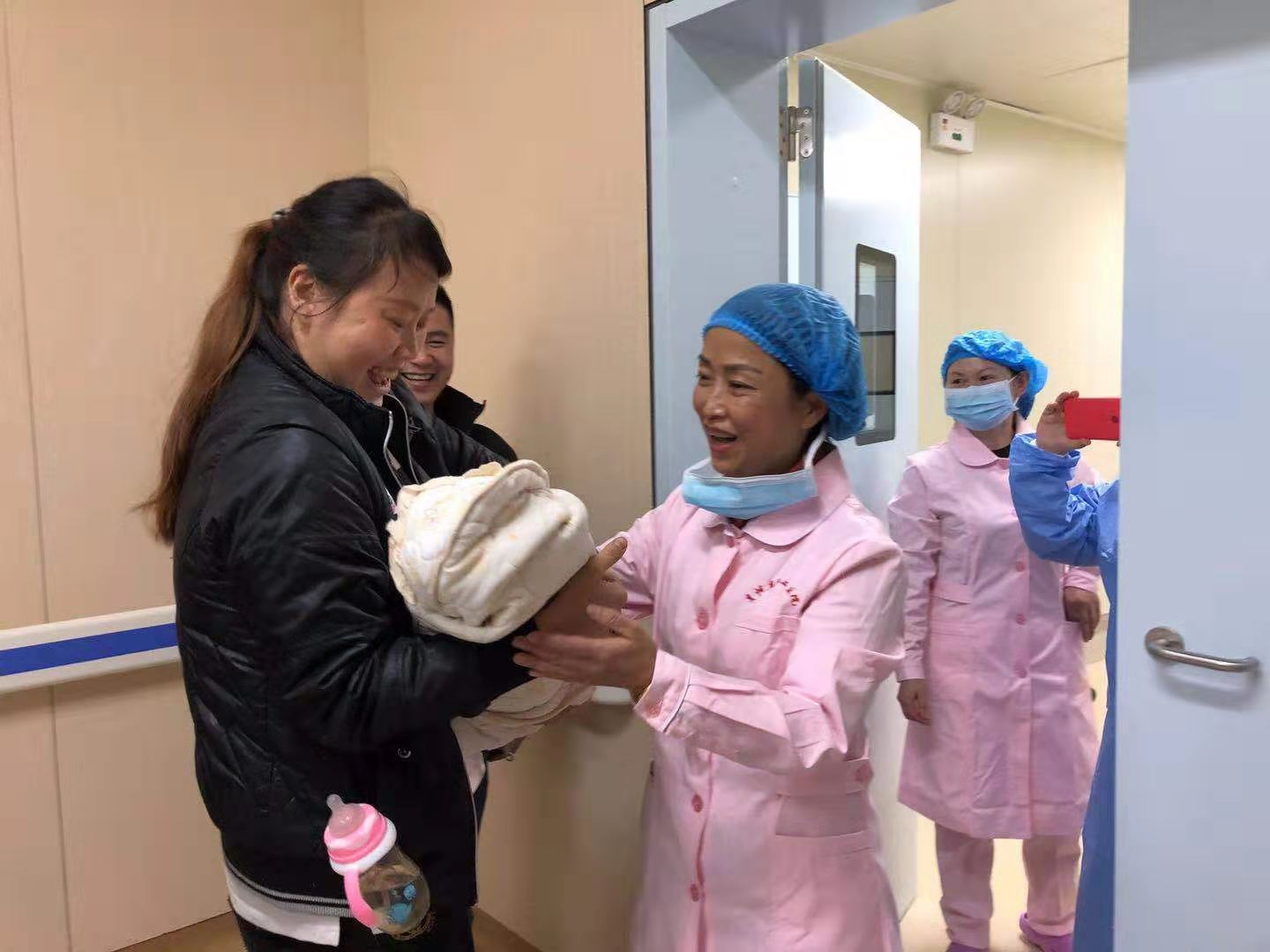 贵州省职工医院迎来搬迁后第一个新生儿