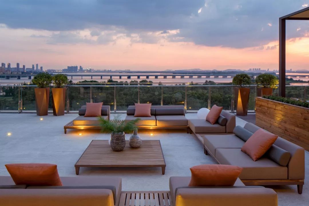 在这个露台我们与生活和解丨武汉联投半岛酒店露台