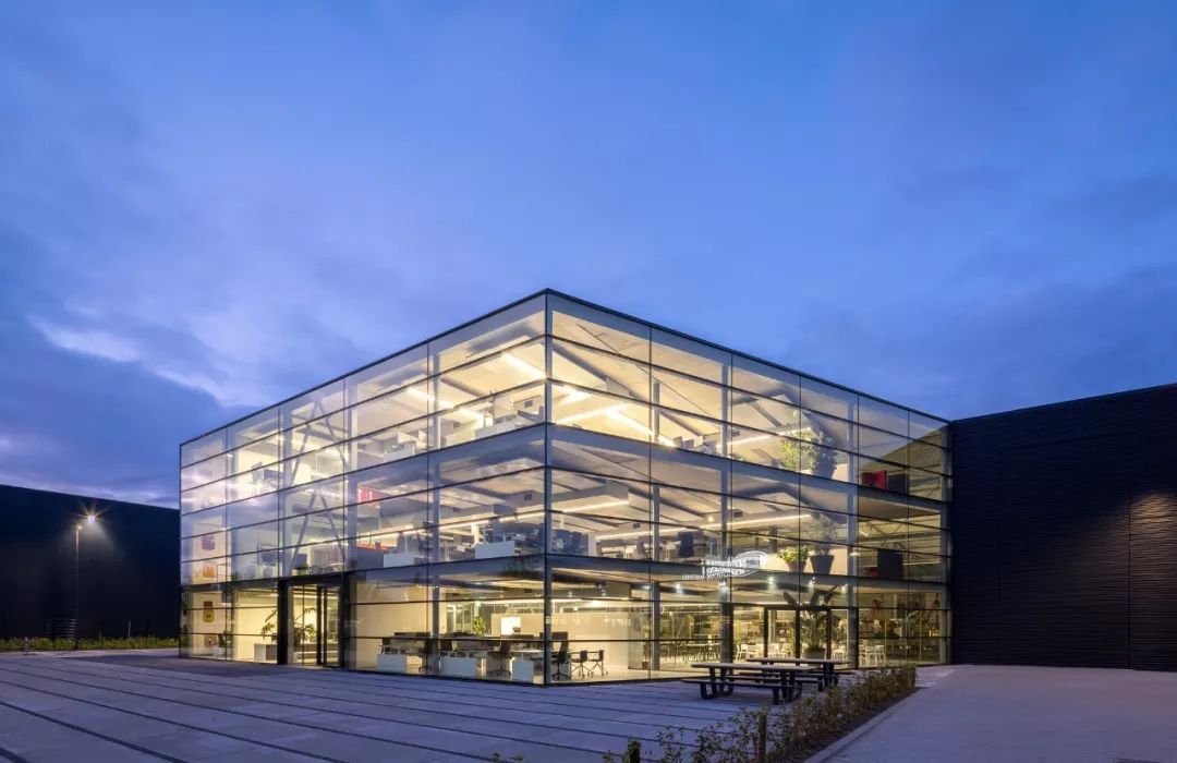 案例全玻璃立面的办公大楼