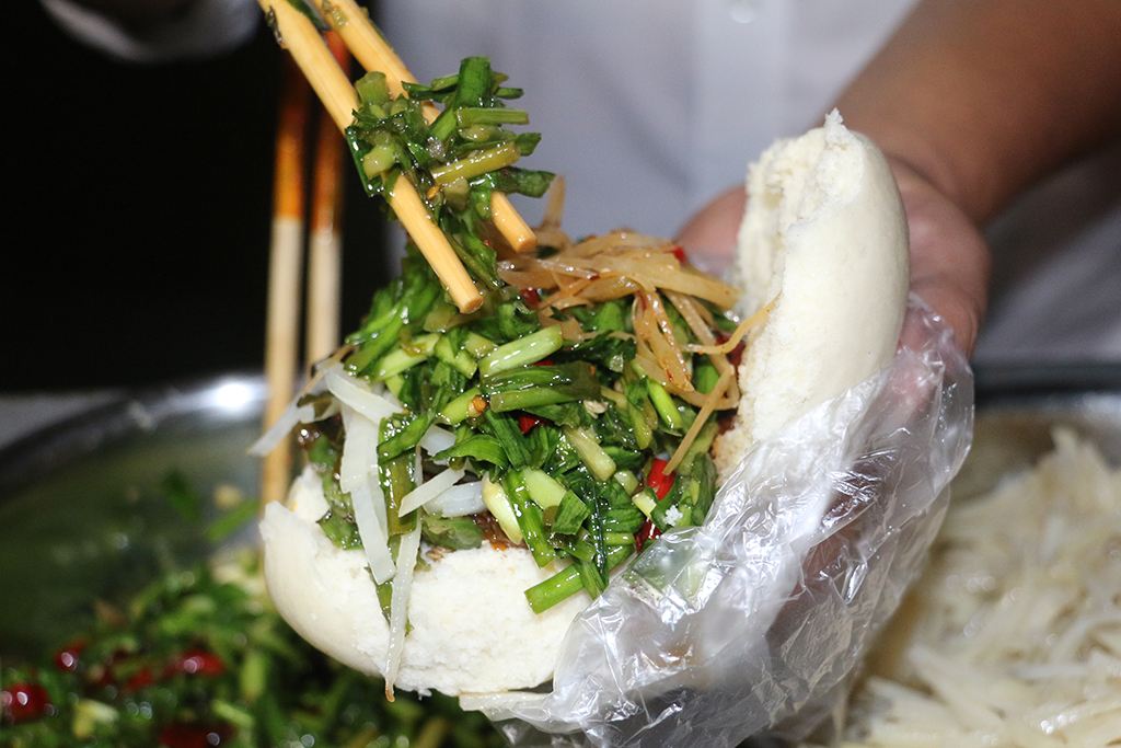 运城火车站前馍夹菜女孩用力夹菜把筷子都给折断了