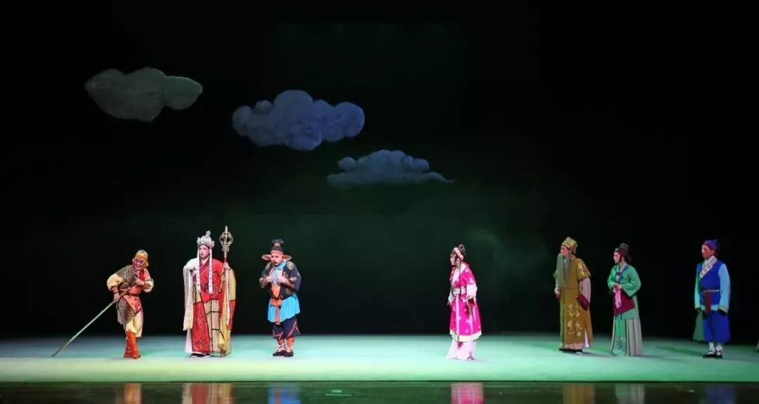 绍剧猪戏自著名表演艺术家七龄童创始以来,以笨扮巧演,风趣幽默的独特