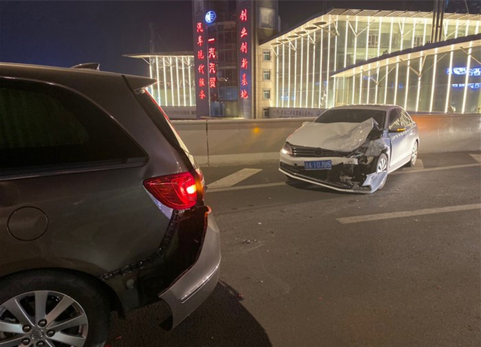 就以下面这起大众速腾追尾别克gl8的事故为例,体型庞大的别克gl8在