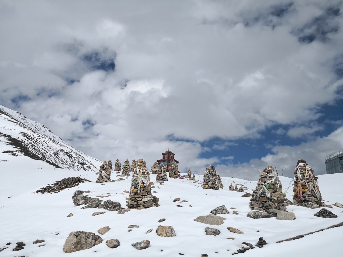 晶瑩剔透,潔淨如新全都蓋上了厚雪山脊,草原,溪流,尼瑪堆…舉目四望一