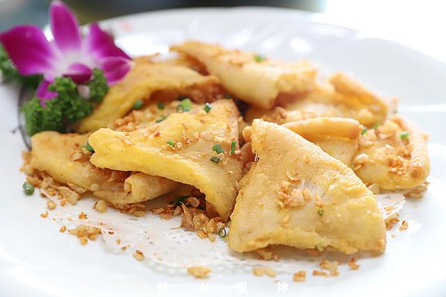 椒盐味的鱼翅口感香酥,味道咸香.