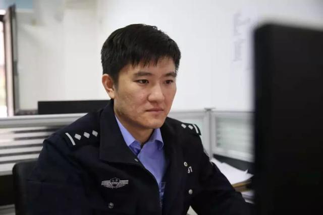 瘦瘦高高的个子,一身利落的警服,今年30岁的许帅是青岛市公安局城阳
